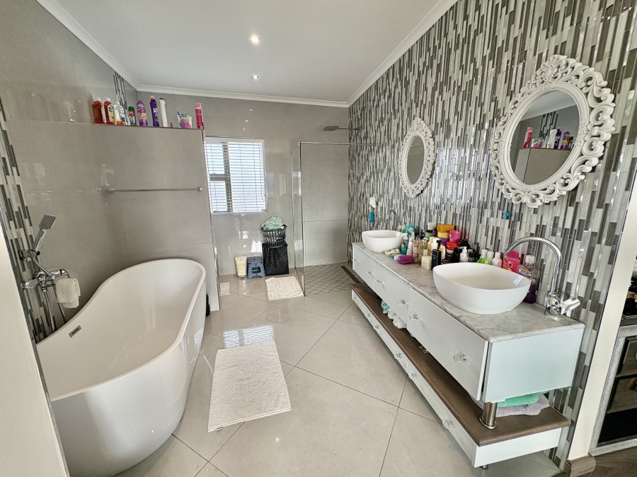 5 Bedroom Property for Sale in Parklands North Western Cape